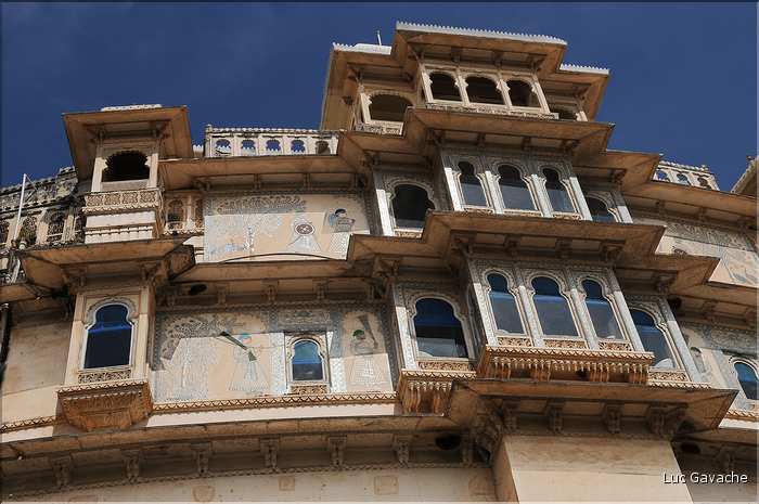 L'immence City Palace d'Udapur, qui commença à être édifié au XVI ème siècle, est toujours partiellement habité par le Maharadja. (31)