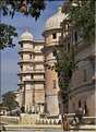 L'immence City Palace d'Udapur, qui commença à être édifié au XVI ème siècle, est toujours partiellement habité par le Maharadja. (32)