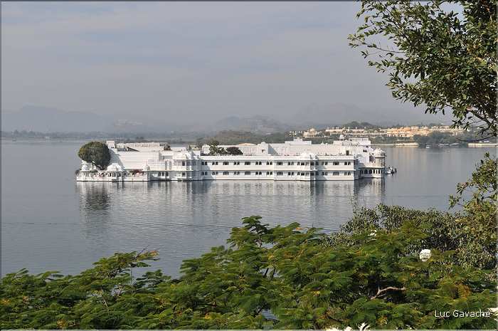Face au City Palace, cet ancien palais a été transformé en un hôtel prestigieux, le Lake Palace Hôtel d'Udapur. (1)