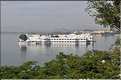 Face au City Palace, cet ancien palais a été transformé en un hôtel prestigieux, le Lake Palace Hôtel d'Udapur. (1)