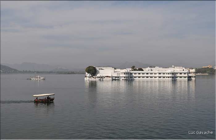 Face au City Palace, cet ancien palais a été transformé en un hôtel prestigieux, le Lake Palace Hôtel d'Udapur. (2)