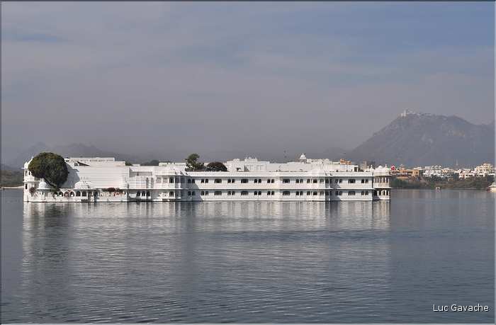 Face au City Palace, cet ancien palais a été transformé en un hôtel prestigieux, le Lake Palace Hôtel d'Udapur. (3)