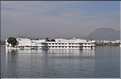 Face au City Palace, cet ancien palais a été transformé en un hôtel prestigieux, le Lake Palace Hôtel d'Udapur. (3)