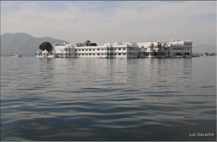Face au City Palace, cet ancien palais a été transformé en un hôtel prestigieux, le Lake Palace Hôtel d'Udapur. (4)