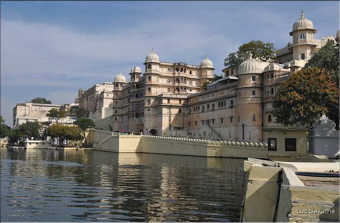 Les palais d'Udapur vue du Lac Pichola. (1)