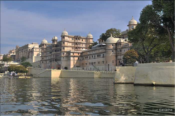Les palais d'Udapur vue du Lac Pichola. (2)