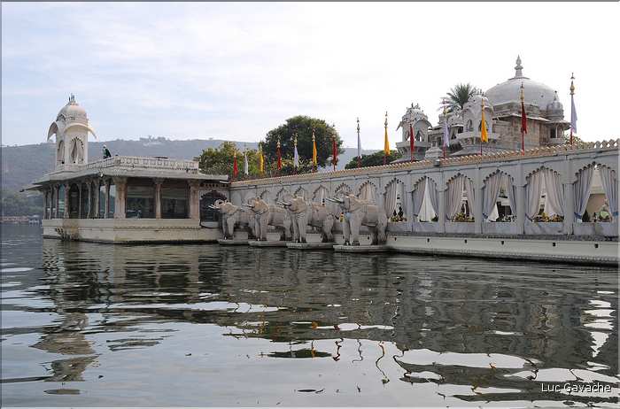 Au coeur du Lac Pichola se trouvent l'île et le palais de Jag Mandir. (1)
