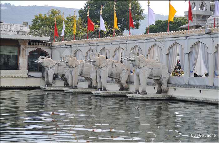 Au coeur du Lac Pichola se trouvent l'île et le palais de Jag Mandir. (2)