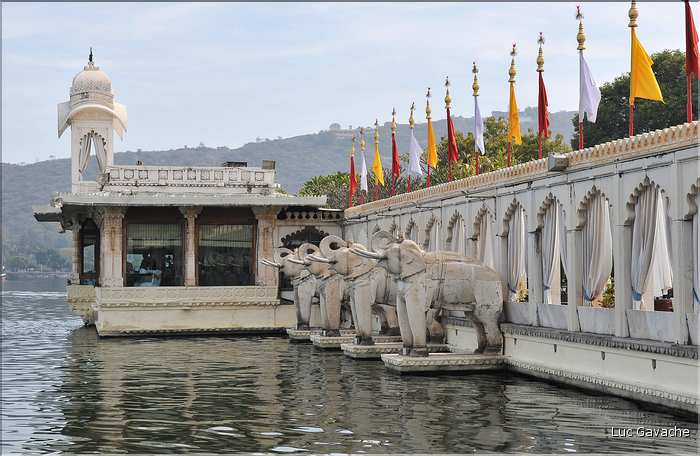 Au coeur du Lac Pichola se trouvent l'île et le palais de Jag Mandir. (3)
