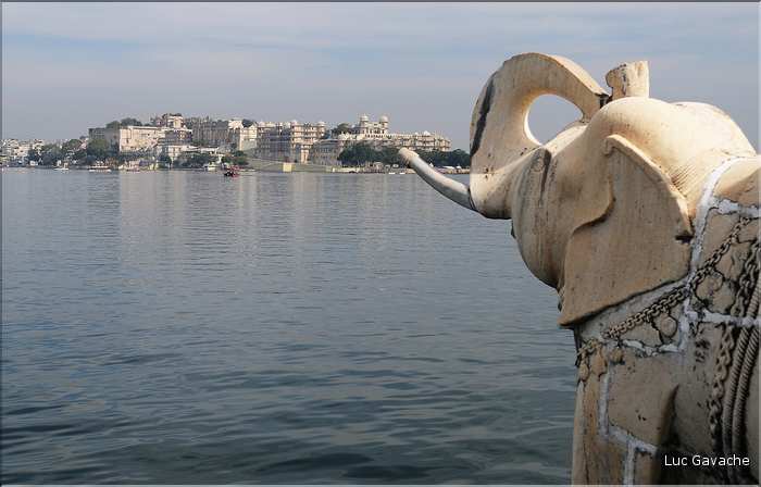 Au coeur du Lac Pichola se trouvent l'île et le palais de Jag Mandir. (6)
