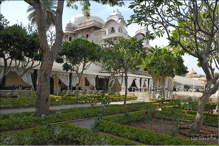 Au coeur du Lac Pichola se trouvent l'île et le palais de Jag Mandir. (7)