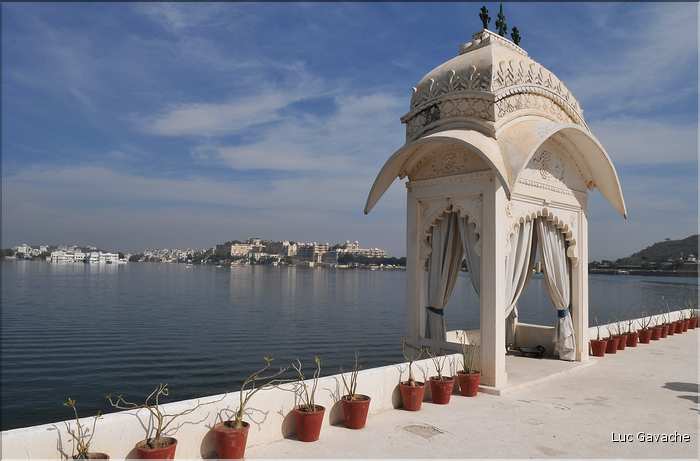 Au coeur du Lac Pichola se trouvent l'île et le palais de Jag Mandir. (8)