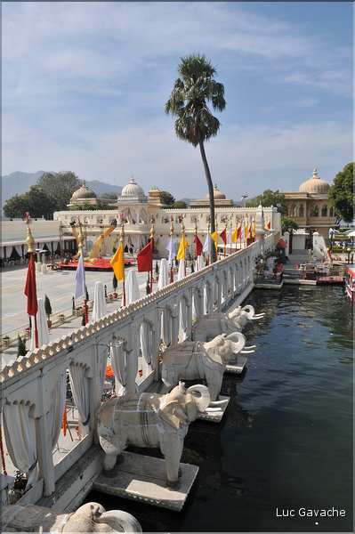 Au coeur du Lac Pichola se trouvent l'île et le palais de Jag Mandir. (10)