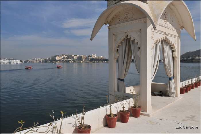 Au coeur du Lac Pichola se trouvent l'île et le palais de Jag Mandir. (12)