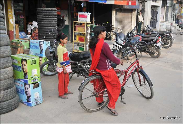 Traversé en Rickshaw du vieux Vanarasi, mieux connu sous le nom de Bénarès. (1)