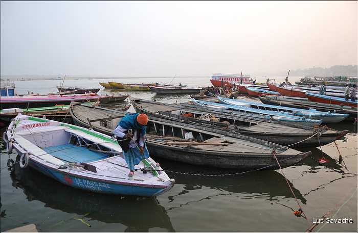Vanarasi et plus particulièrement le cartier de Dasashwamedh Ghât au bord du Gange, sont les lieux les plus sacrés de l'Hindouisme. (7)