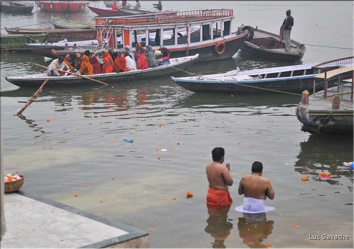 Chaque matin sur les rives du Gange se déroulent les rites de purifications des pèlerins. Mantra sacré, immersions, boire l'eau du Gange,... (26)