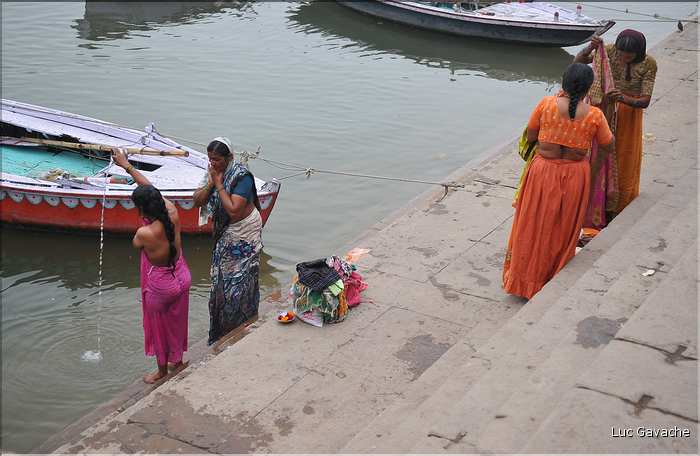 Chaque matin sur les rives du Gange se déroulent les rites de purifications des pèlerins. Mantra sacré, immersions, boire l'eau du Gange,... (30)