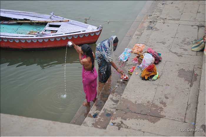 Chaque matin sur les rives du Gange se déroulent les rites de purifications des pèlerins. Mantra sacré, immersions, boire l'eau du Gange,... (35)