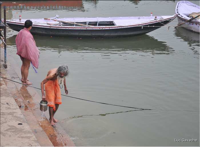 Chaque matin sur les rives du Gange se déroulent les rites de purifications des pèlerins. Mantra sacré, immersions, boire l'eau du Gange,... (46)