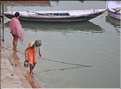 Chaque matin sur les rives du Gange se déroulent les rites de purifications des pèlerins. Mantra sacré, immersions, boire l'eau du Gange,... (46)