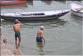 Chaque matin sur les rives du Gange se déroulent les rites de purifications des pèlerins. Mantra sacré, immersions, boire l'eau du Gange,... (50)