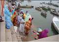 Chaque matin sur les rives du Gange se déroulent les rites de purifications des pèlerins. Mantra sacré, immersions, boire l'eau du Gange,... (52)