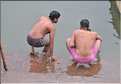 Chaque matin sur les rives du Gange se déroulent les rites de purifications des pèlerins. Mantra sacré, immersions, boire l'eau du Gange,... (56)