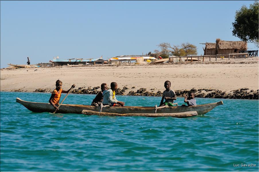 Rencontre avec les habitantes de Menaky, qui vont nous faire visiter leur village et ses environs. (26)