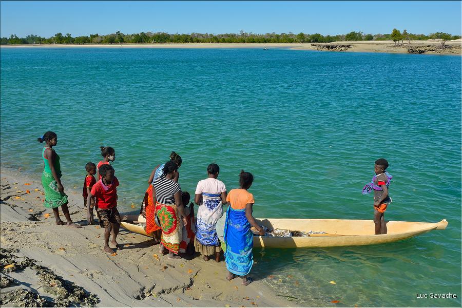Jeunes gens ramenant à Menaky, la pêche de leur père resté au large. (3)