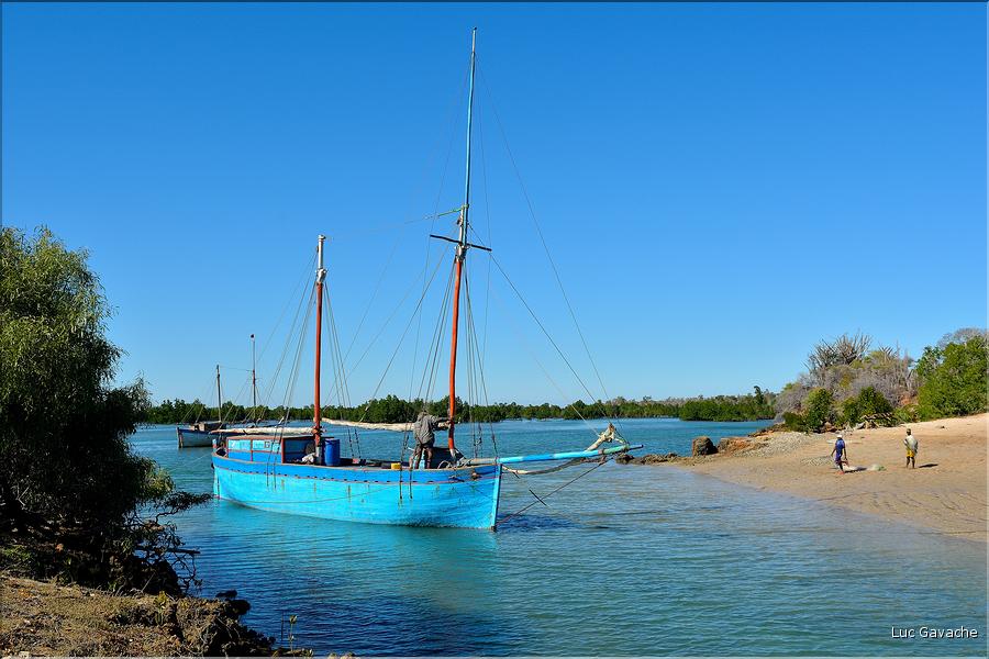 Au départ de Menaky direction, au travers la mangrove, le petit port improvisé, qui permet d'embarquer le sel des fameuses salines de Belo. (22)