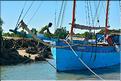 Au départ de Menaky direction, au travers la mangrove, le petit port improvisé, qui permet d'embarquer le sel des fameuses salines de Belo. (33)