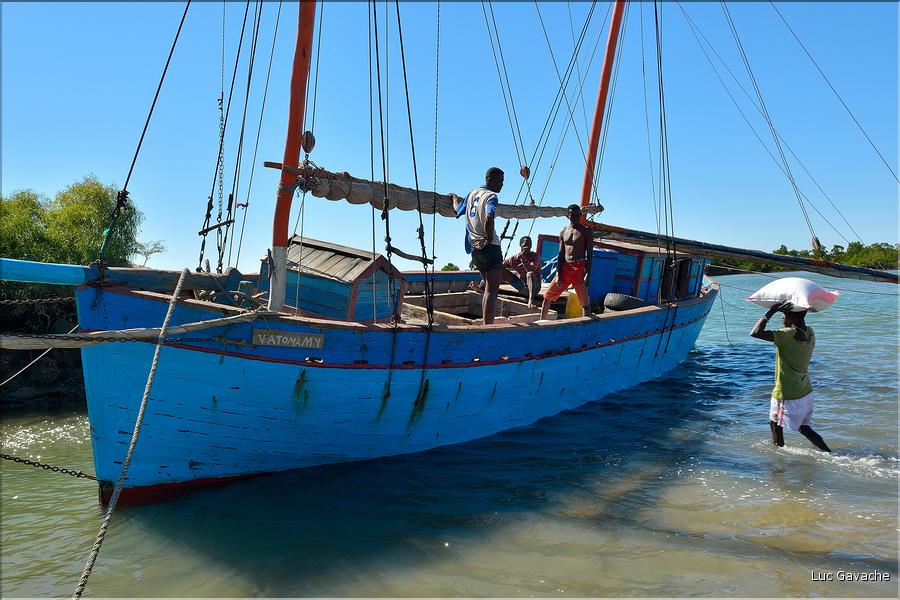 Au départ de Menaky direction, au travers la mangrove, le petit port improvisé, qui permet d'embarquer le sel des fameuses salines de Belo. (38)