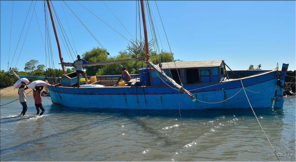 Au départ de Menaky direction, au travers la mangrove, le petit port improvisé, qui permet d'embarquer le sel des fameuses salines de Belo. (39)