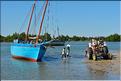 Au départ de Menaky direction, au travers la mangrove, le petit port improvisé, qui permet d'embarquer le sel des fameuses salines de Belo. (42)