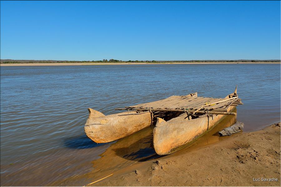 Le long de la piste Manja - Morombe. (19) Traversé de la rivière Bevoay