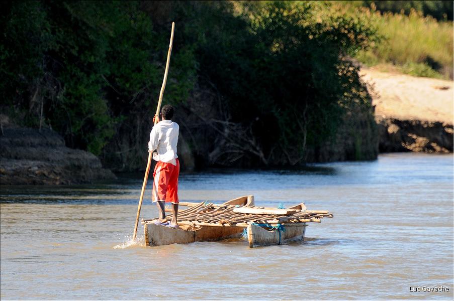 Le long de la piste Manja - Morombe. (25) Traversé de la rivière Bevoay