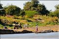 Le long de la piste Manja - Morombe. (26) Traversé de la rivière Bevoay