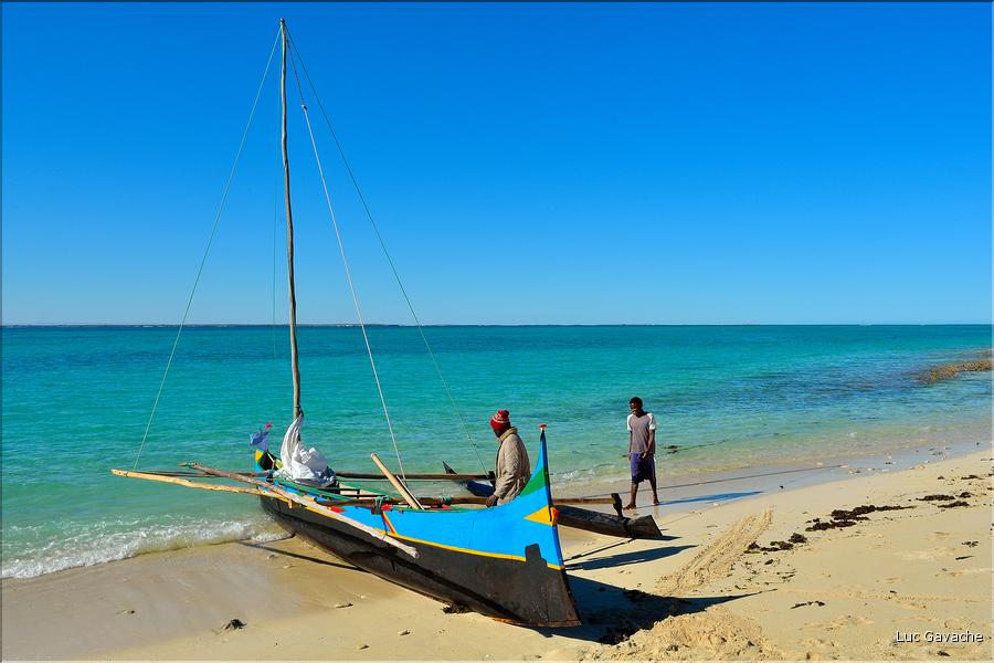 Sortie en mer avec des pêcheurs Vezo à Andavadoaka (33). Accostage sur une petite île fréquentée par des pêcheurs nomades vezo