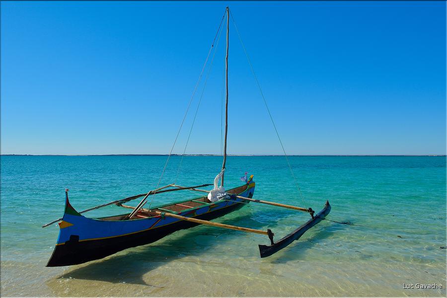 Sortie en mer avec des pêcheurs Vezo à Andavadoaka (35). Accostage sur une petite île fréquentée par des pêcheurs nomades vezo