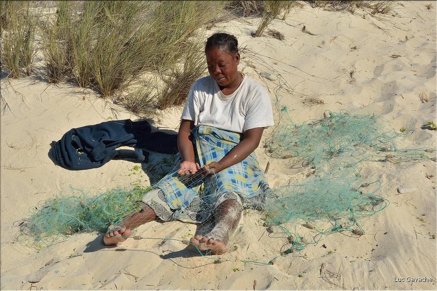 Sortie en mer avec des pêcheurs Vezo à Andavadoaka (36). Accostage sur une petite île fréquentée par des pêcheurs nomades vezo