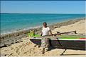 Sortie en mer avec des pêcheurs Vezo à Andavadoaka (38). Accostage sur une petite île fréquentée par des pêcheurs nomades vezo