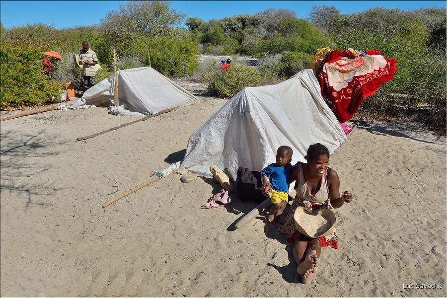 Sortie en mer avec des pêcheurs Vezo à Andavadoaka (48). Accostage sur une petite île fréquentée par des pêcheurs nomades vezo