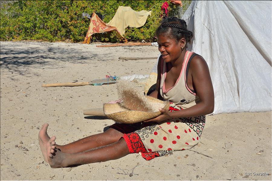 Sortie en mer avec des pêcheurs Vezo à Andavadoaka (51). Accostage sur une petite île fréquentée par des pêcheurs nomades vezo