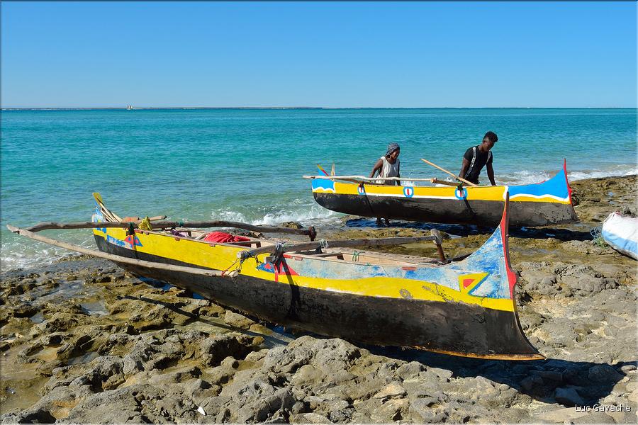 Sortie en mer avec des pêcheurs Vezo à Andavadoaka (54). Accostage sur une petite île fréquentée par des pêcheurs nomades vezo