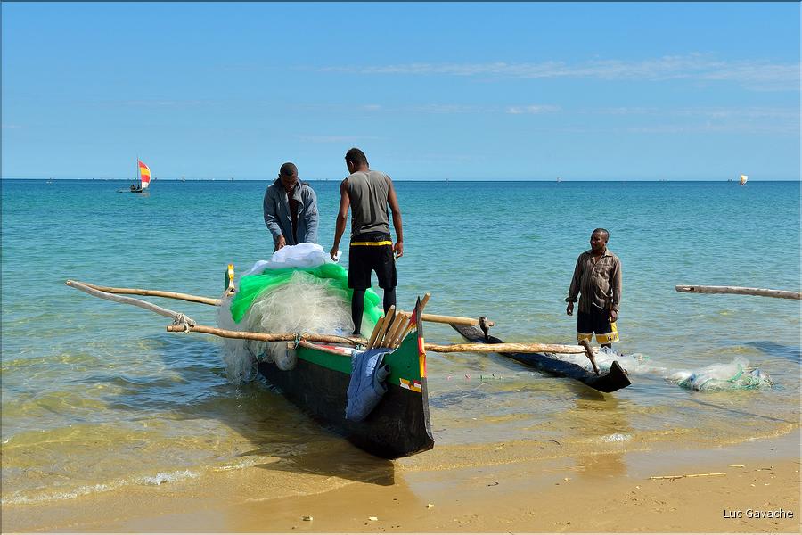 Retour des pêcheurs vezo à Ambolimailaka dans la baie d'Ifaty. (9)