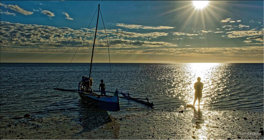 Le soleil est près de l'horizon, les pêcheurs Vezo de Mangily sont de retour. (3)