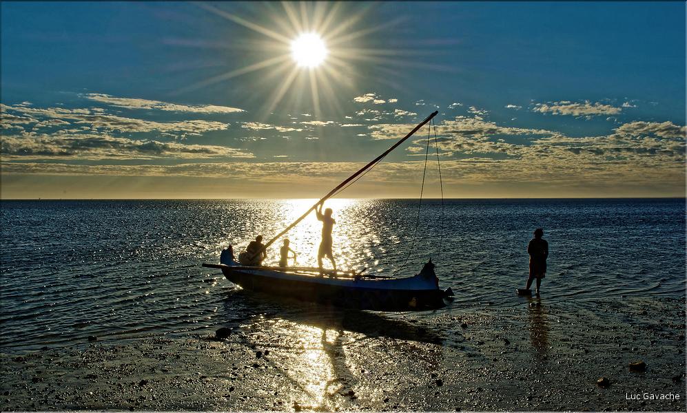 Le soleil est près de l'horizon, les pêcheurs Vezo de Mangily sont de retour. (4)