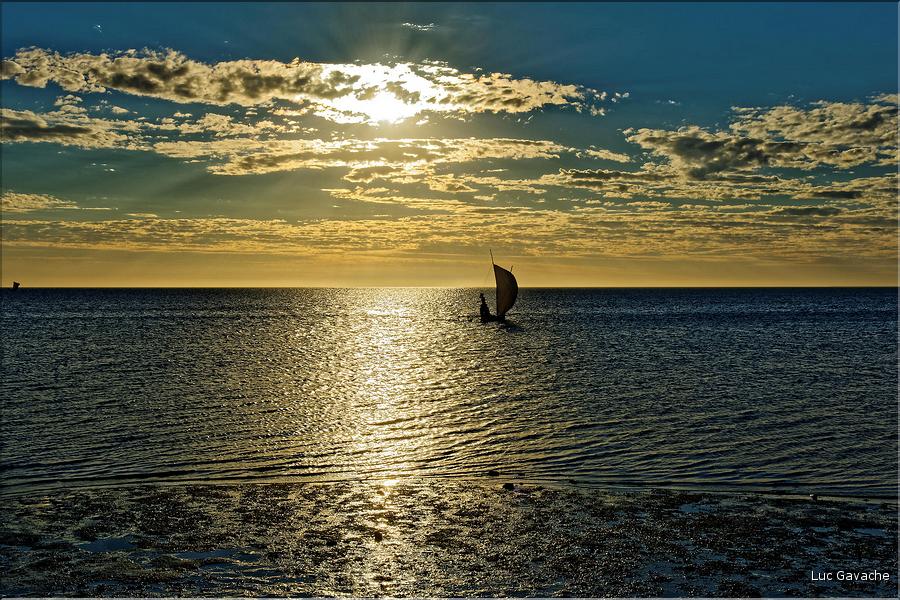 Le soleil est près de l'horizon, les pêcheurs Vezo de Mangily sont de retour. (6)