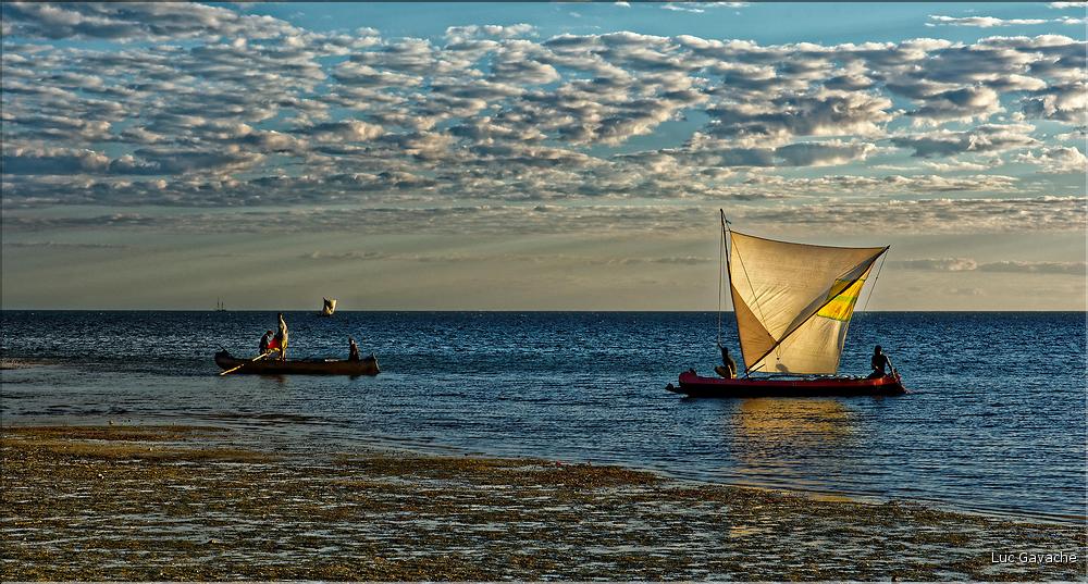 Le soleil est près de l'horizon, les pêcheurs Vezo de Mangily sont de retour. (8)
